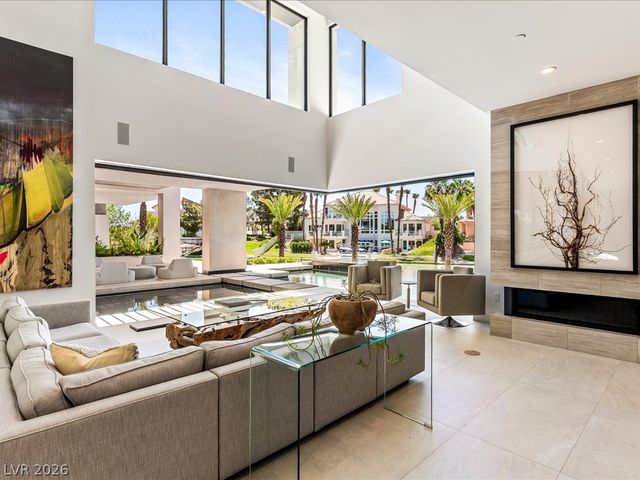 8733 Newport Isle Court, Las Vegas, NV 89117