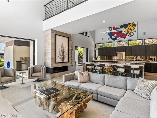 8733 Newport Isle Court, Las Vegas, NV 89117