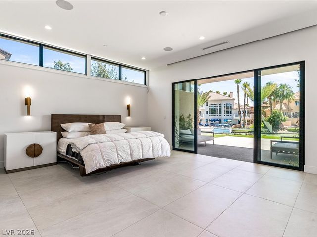 8733 Newport Isle Court, Las Vegas, NV 89117