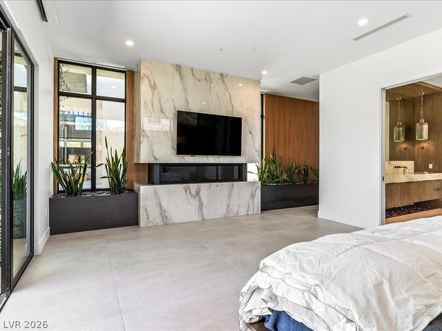 8733 Newport Isle Court, Las Vegas, NV 89117