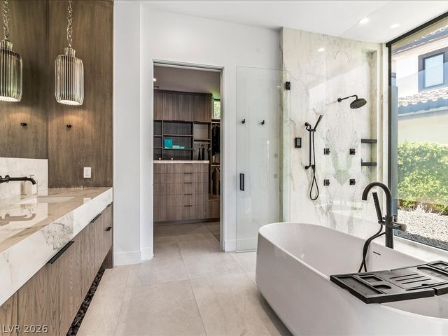8733 Newport Isle Court, Las Vegas, NV 89117
