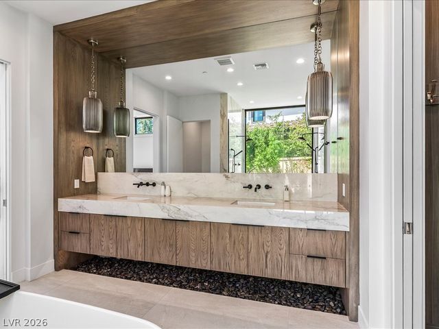 8733 Newport Isle Court, Las Vegas, NV 89117