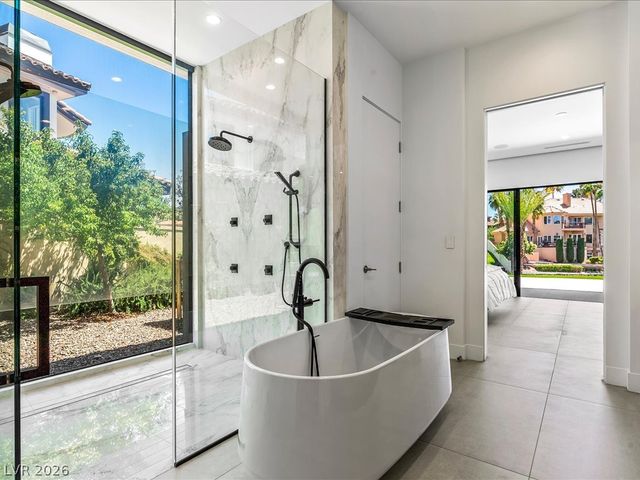 8733 Newport Isle Court, Las Vegas, NV 89117