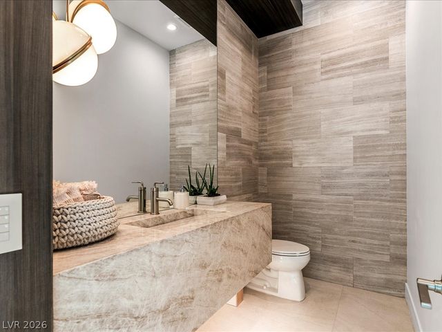 8733 Newport Isle Court, Las Vegas, NV 89117