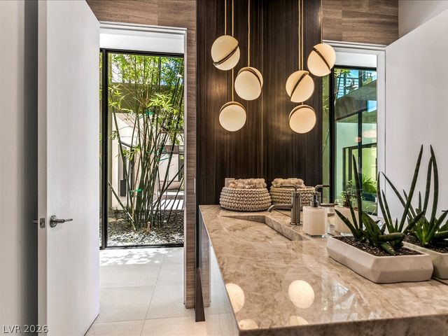 8733 Newport Isle Court, Las Vegas, NV 89117