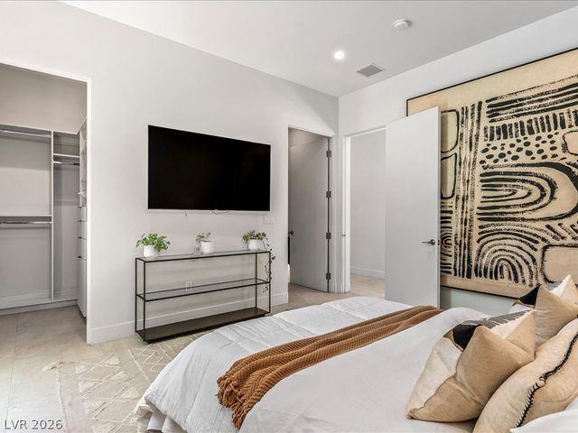 8733 Newport Isle Court, Las Vegas, NV 89117