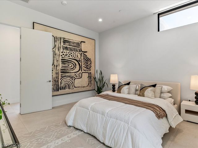 8733 Newport Isle Court, Las Vegas, NV 89117