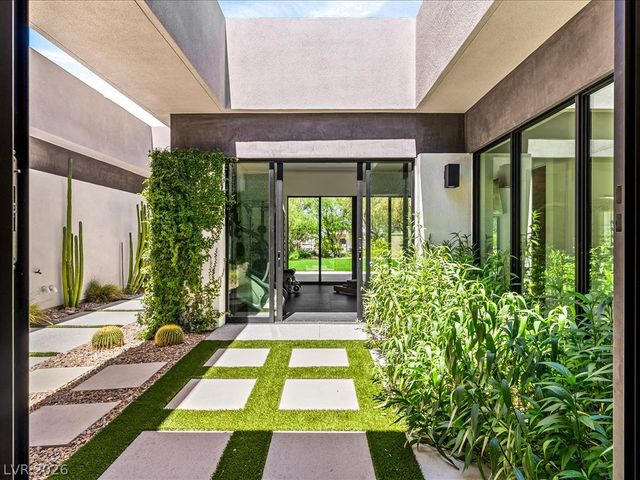 8733 Newport Isle Court, Las Vegas, NV 89117