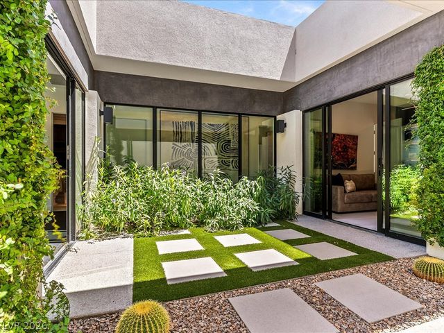 8733 Newport Isle Court, Las Vegas, NV 89117