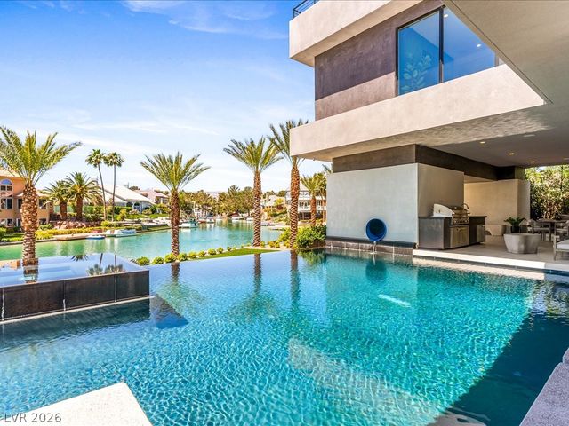 8733 Newport Isle Court, Las Vegas, NV 89117