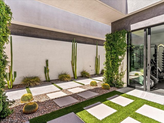 8733 Newport Isle Court, Las Vegas, NV 89117