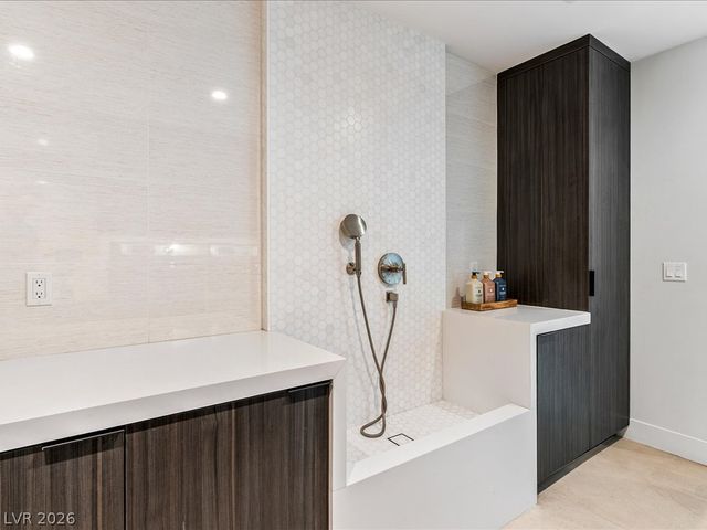 8733 Newport Isle Court, Las Vegas, NV 89117