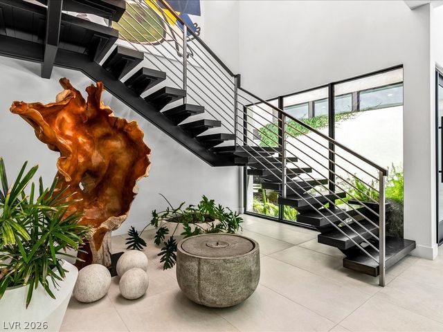 8733 Newport Isle Court, Las Vegas, NV 89117