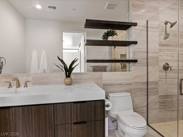 8733 Newport Isle Court, Las Vegas, NV 89117
