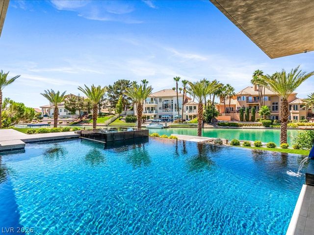 8733 Newport Isle Court, Las Vegas, NV 89117