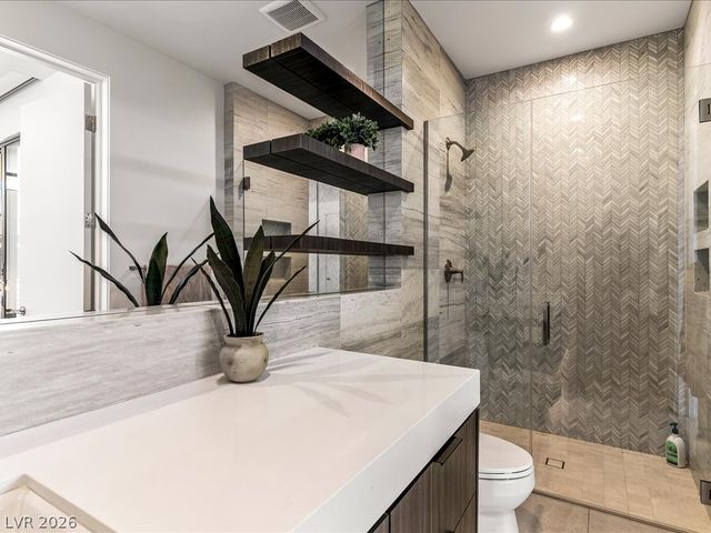 8733 Newport Isle Court, Las Vegas, NV 89117