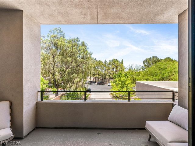 8733 Newport Isle Court, Las Vegas, NV 89117