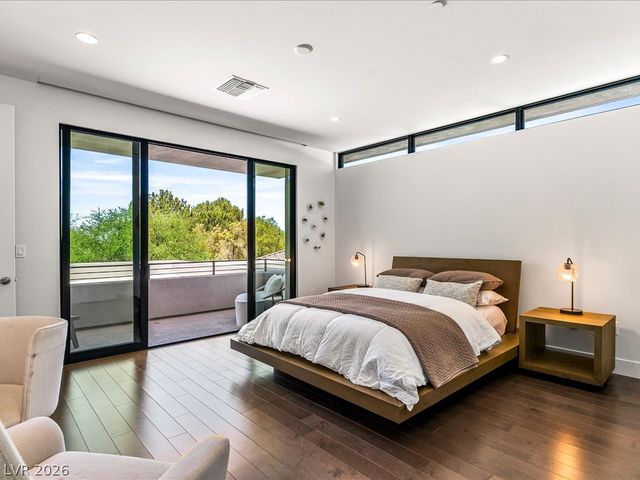 8733 Newport Isle Court, Las Vegas, NV 89117