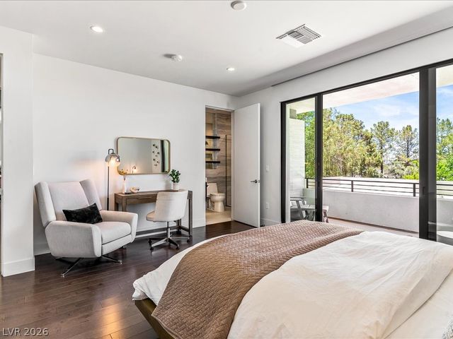 8733 Newport Isle Court, Las Vegas, NV 89117