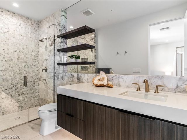 8733 Newport Isle Court, Las Vegas, NV 89117