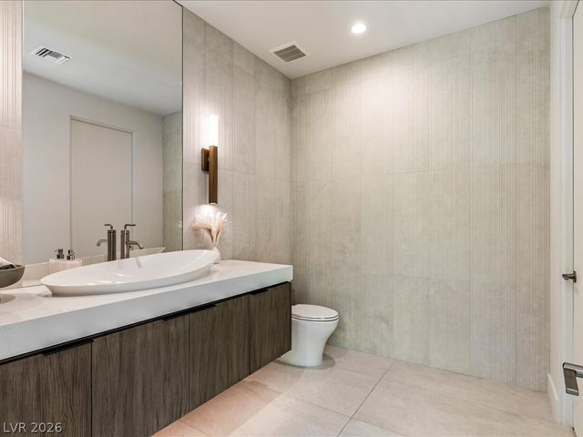8733 Newport Isle Court, Las Vegas, NV 89117