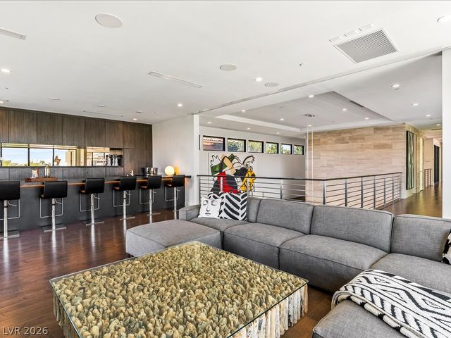 8733 Newport Isle Court, Las Vegas, NV 89117