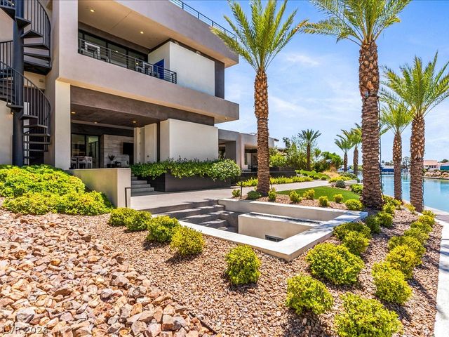 8733 Newport Isle Court, Las Vegas, NV 89117