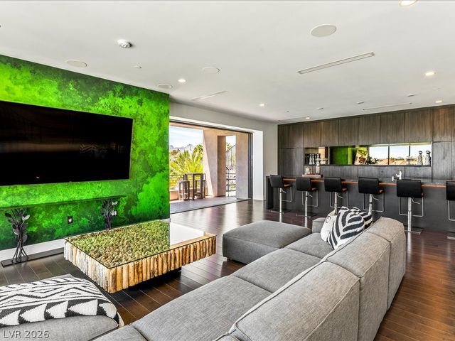 8733 Newport Isle Court, Las Vegas, NV 89117