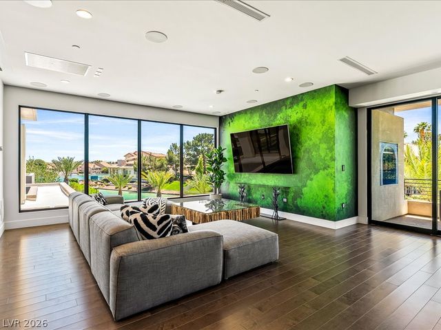8733 Newport Isle Court, Las Vegas, NV 89117