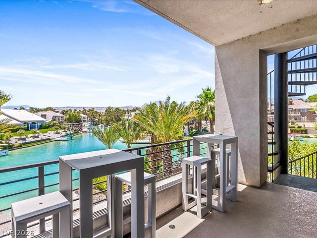 8733 Newport Isle Court, Las Vegas, NV 89117
