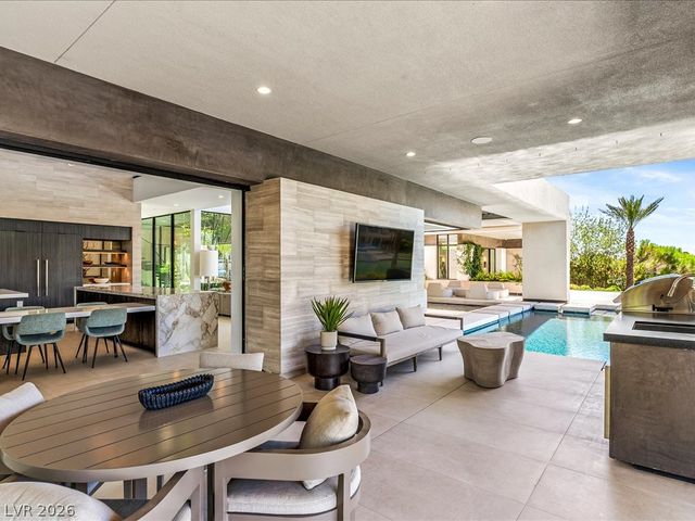 8733 Newport Isle Court, Las Vegas, NV 89117