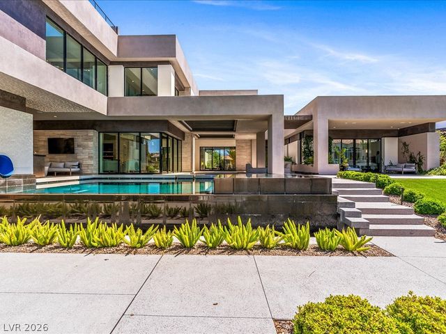 8733 Newport Isle Court, Las Vegas, NV 89117