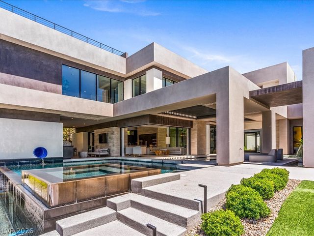 8733 Newport Isle Court, Las Vegas, NV 89117