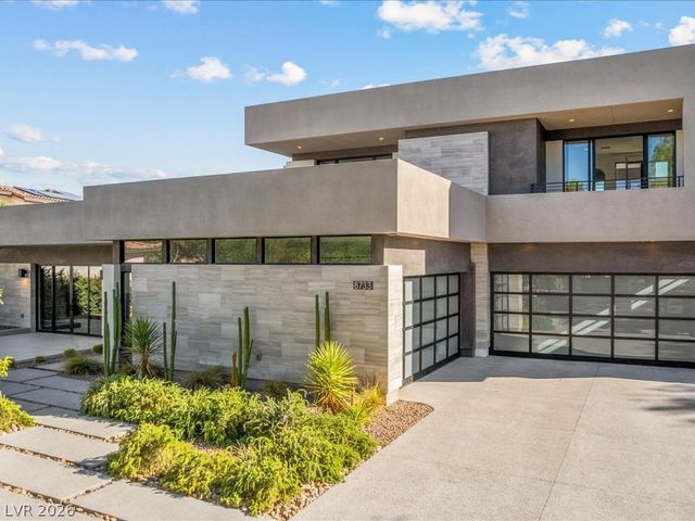 8733 Newport Isle Court, Las Vegas, NV 89117