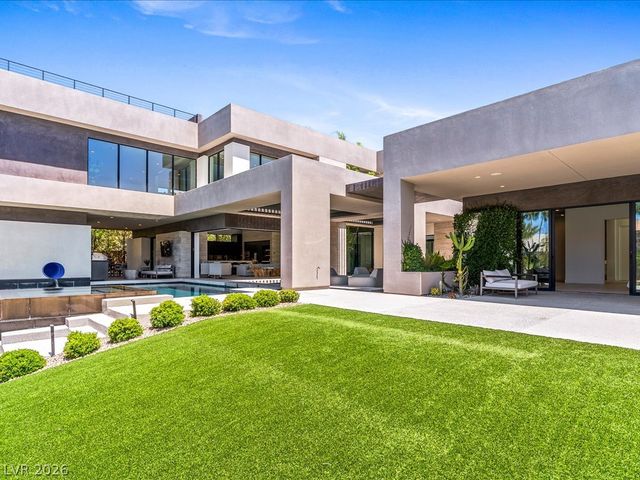 8733 Newport Isle Court, Las Vegas, NV 89117