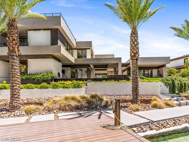 8733 Newport Isle Court, Las Vegas, NV 89117