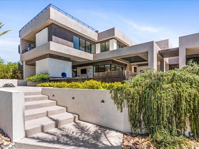 8733 Newport Isle Court, Las Vegas, NV 89117