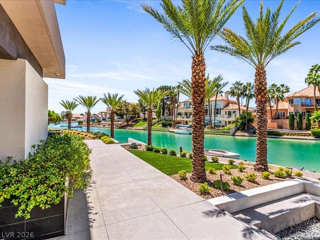 8733 Newport Isle Court, Las Vegas, NV 89117