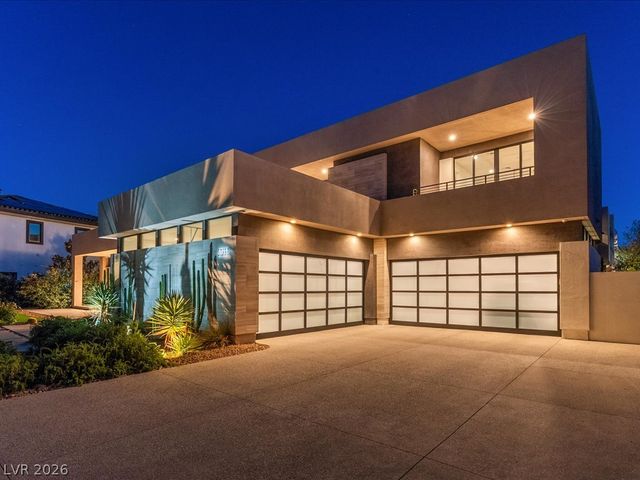 8733 Newport Isle Court, Las Vegas, NV 89117