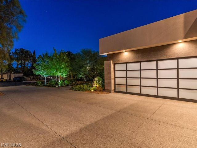 8733 Newport Isle Court, Las Vegas, NV 89117