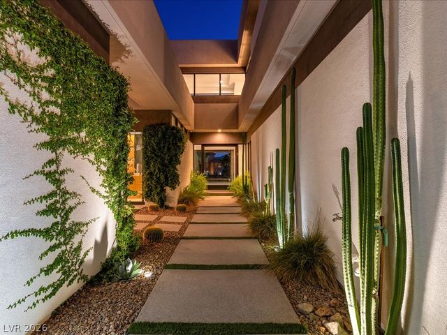 8733 Newport Isle Court, Las Vegas, NV 89117