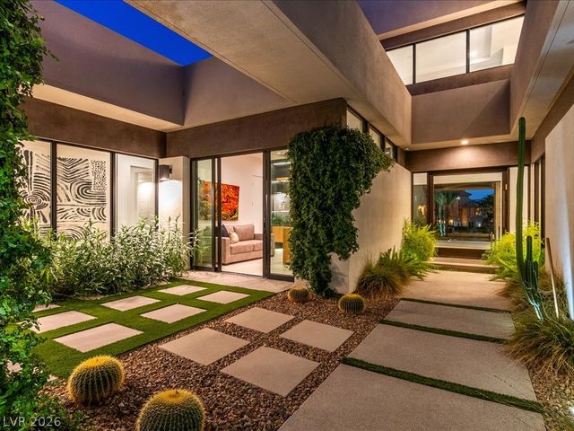 8733 Newport Isle Court, Las Vegas, NV 89117
