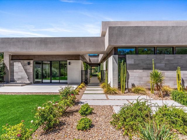 8733 Newport Isle Court, Las Vegas, NV 89117