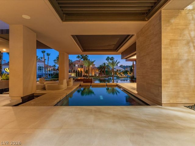 8733 Newport Isle Court, Las Vegas, NV 89117