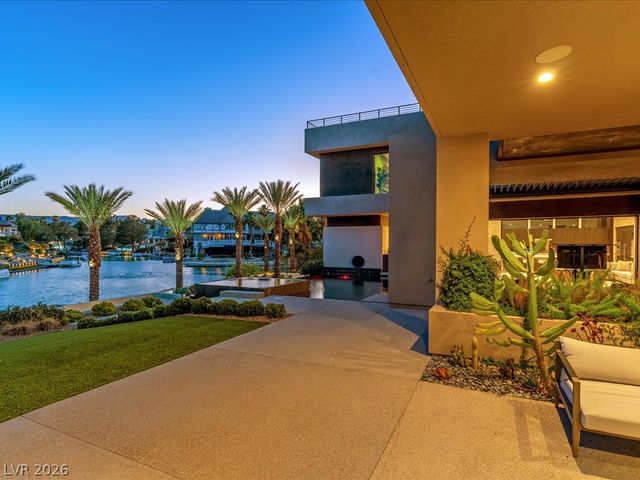8733 Newport Isle Court, Las Vegas, NV 89117