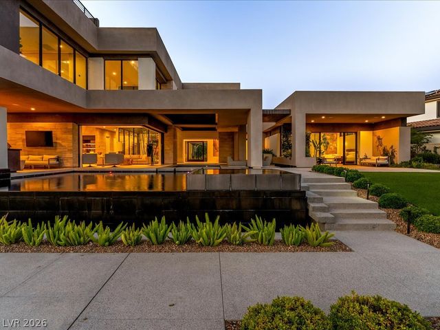 8733 Newport Isle Court, Las Vegas, NV 89117