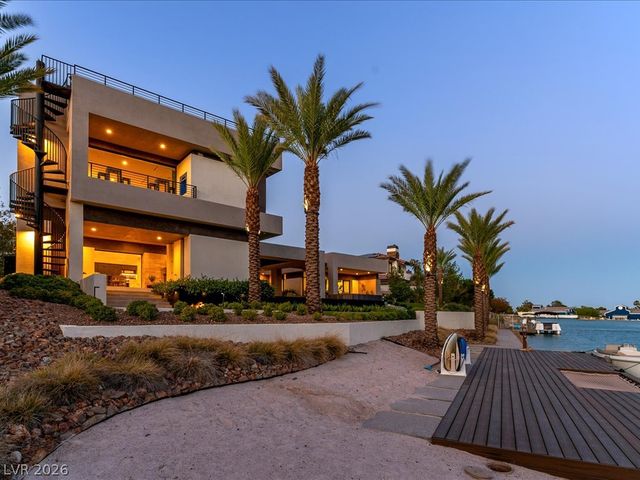8733 Newport Isle Court, Las Vegas, NV 89117
