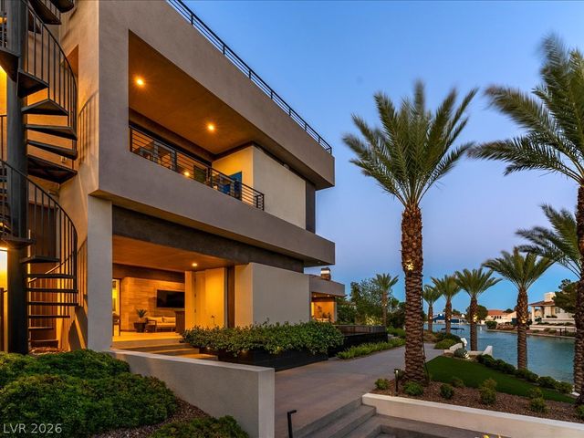 8733 Newport Isle Court, Las Vegas, NV 89117