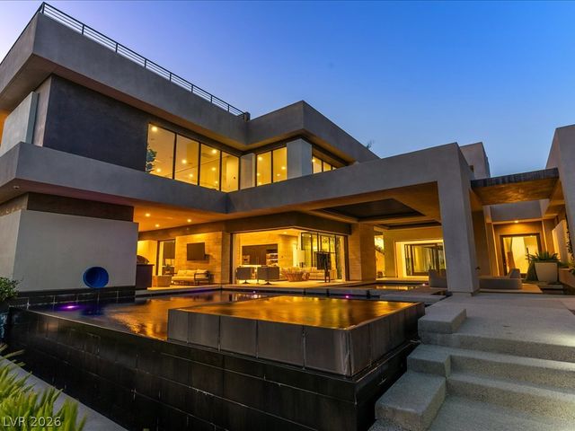 8733 Newport Isle Court, Las Vegas, NV 89117