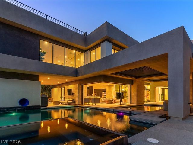 8733 Newport Isle Court, Las Vegas, NV 89117